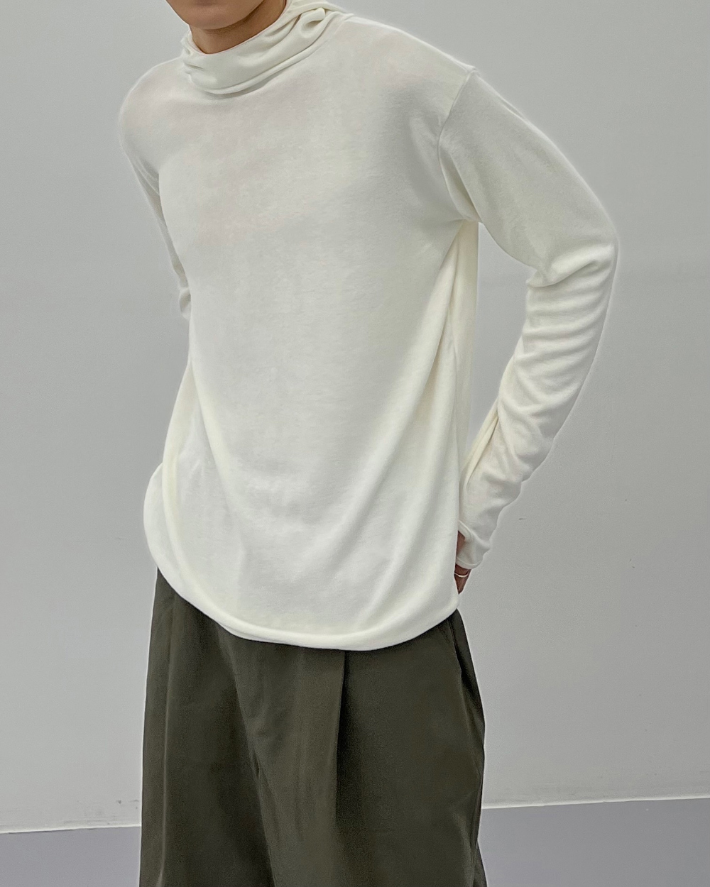긴팔 티셔츠 모델 착용 이미지-S1L65
