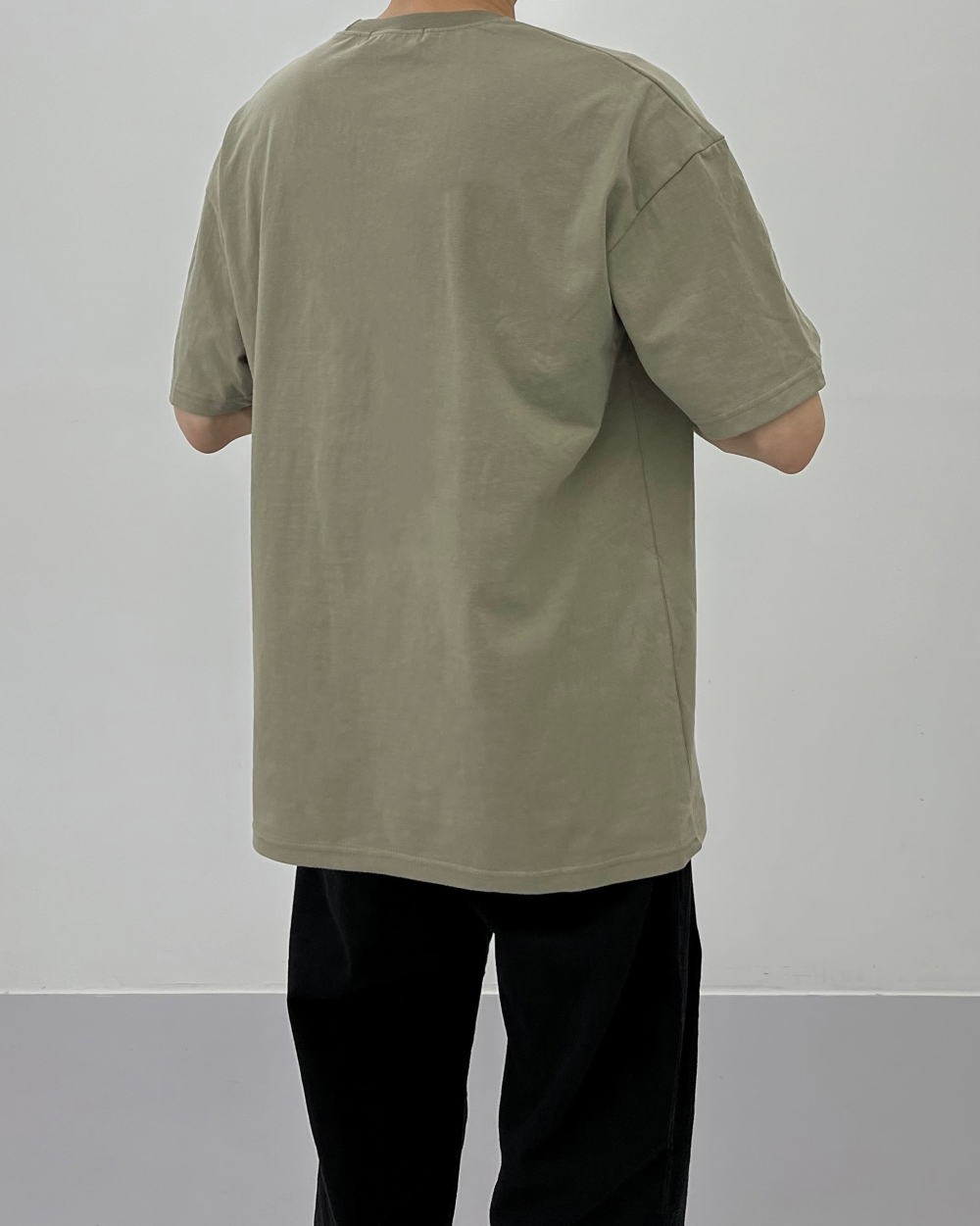 반팔 티셔츠 모델 착용 이미지-S6L81